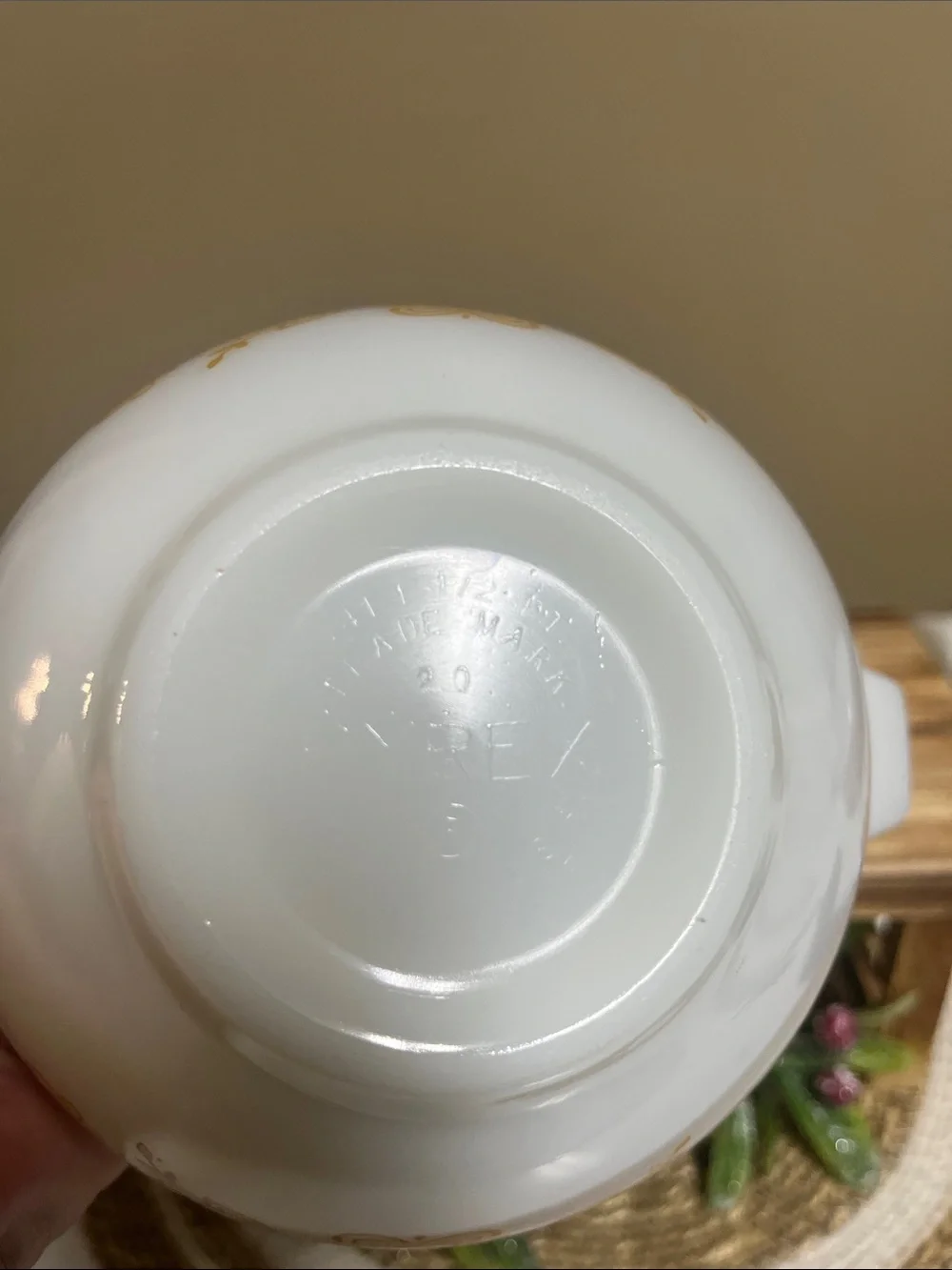 Pyrex 441 Butterfly Gold 1.5 pt mixing Bowl in good condition